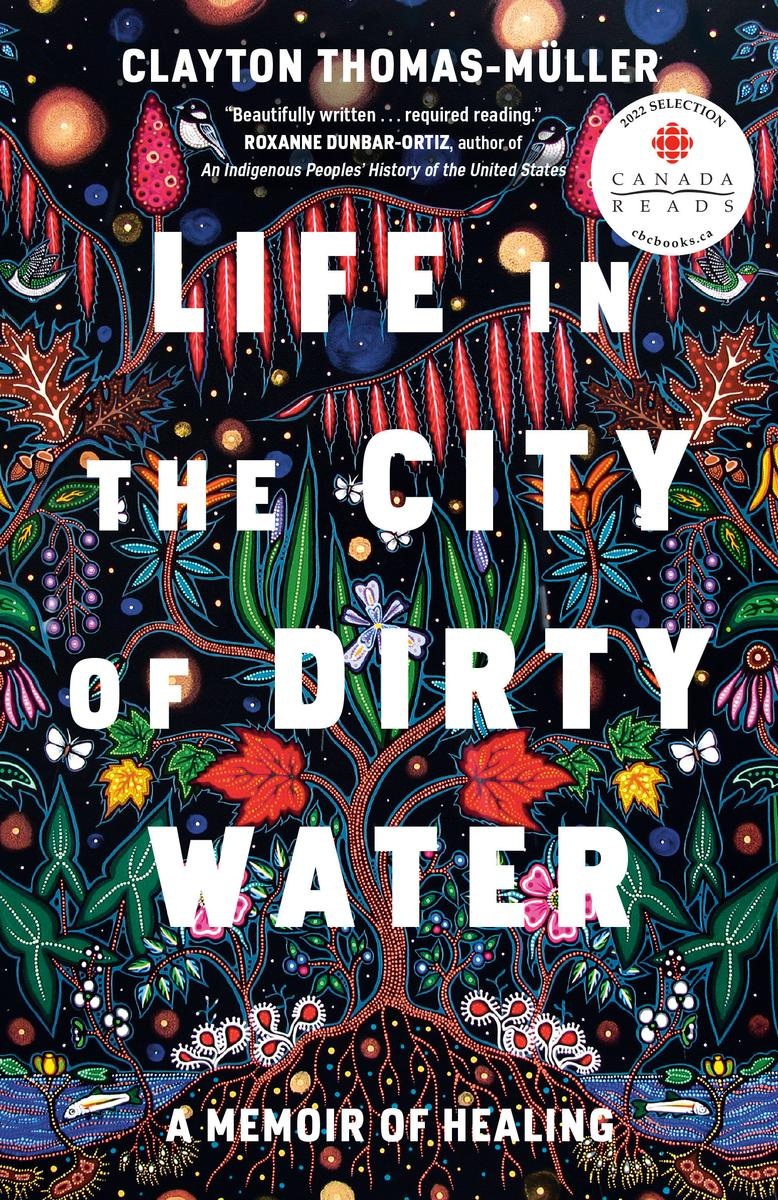 Couverture du livre Life in the City of Dirty Water montrant le titre sur une peinture de Christi Belcourt, qui représente des plantes et des animaux peints dans le style de la broderie perlée.